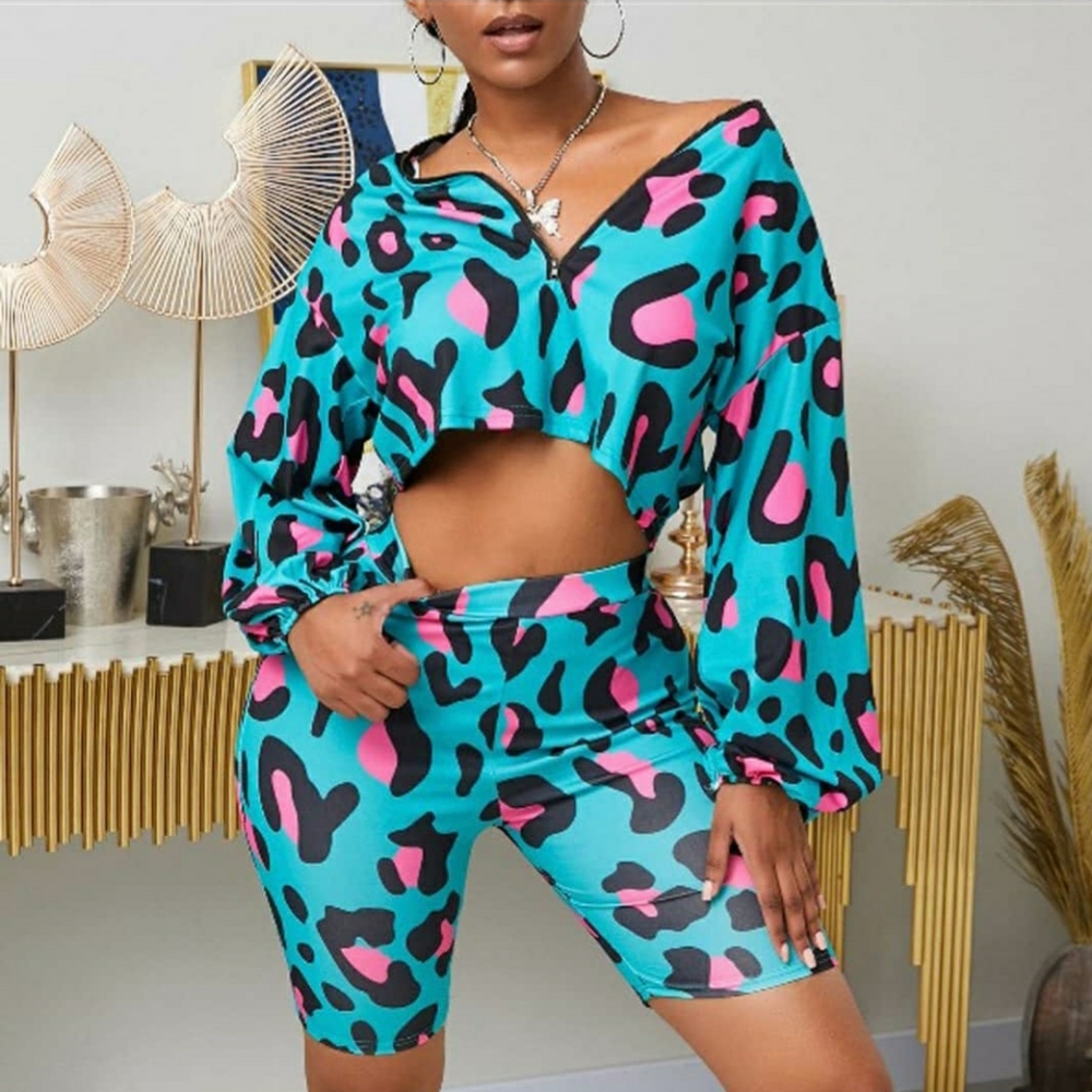 2pc set  Model wearing a 2X 6'2 / 3xx